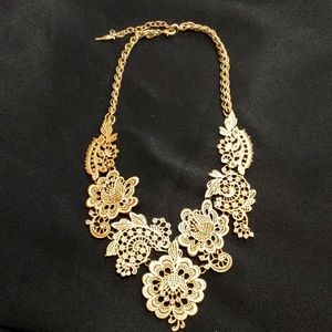Queens lace statement necklace gold